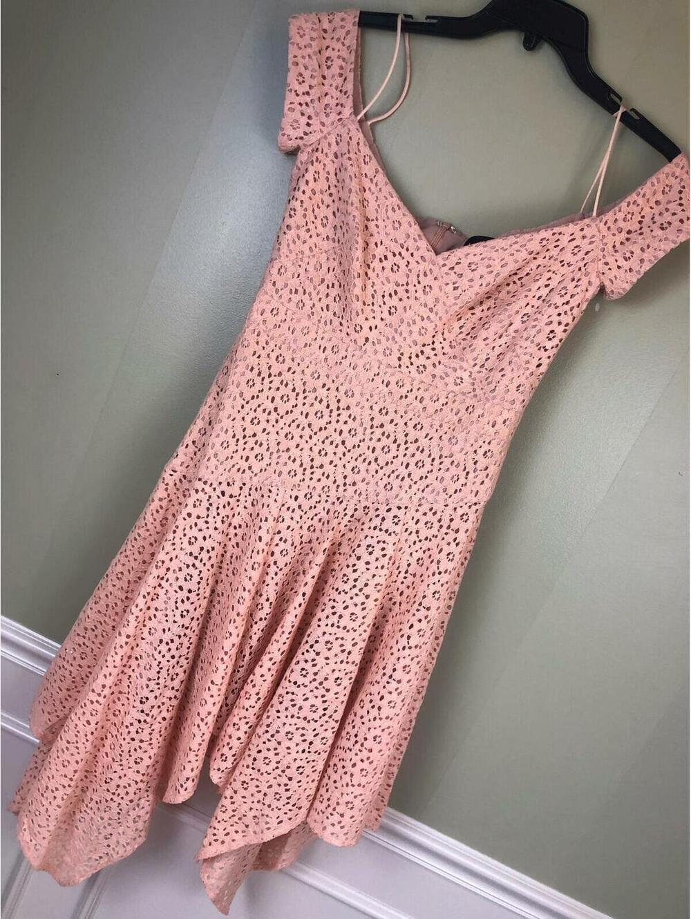 2798 Nicole Miller off shoulder lace dress PEACH size 6 nwot
